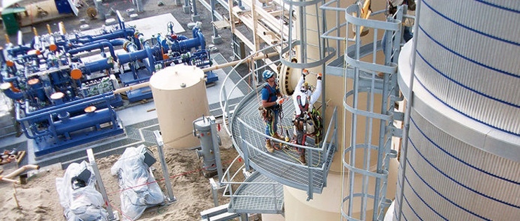 KP Engineering employees work on process unit at refinery